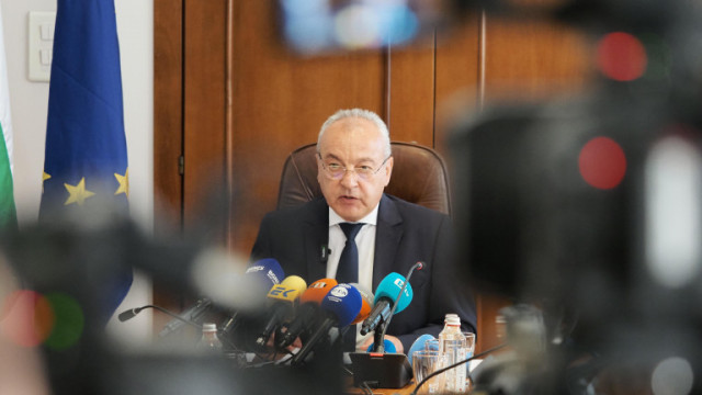 Правителството няма да замразява минималната работна заплата за две години